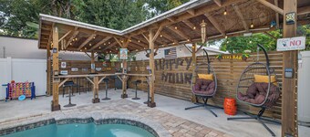 
Luxurious 4BR Home, Heated Pool, Gym, and Outdoor Kitchen near Busch Gardens