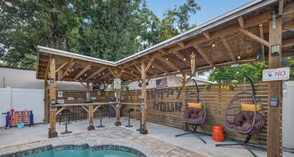 Luxurious 4BR Home, Heated Pool, Gym, and Outdoor Kitchen near Busch Gardens