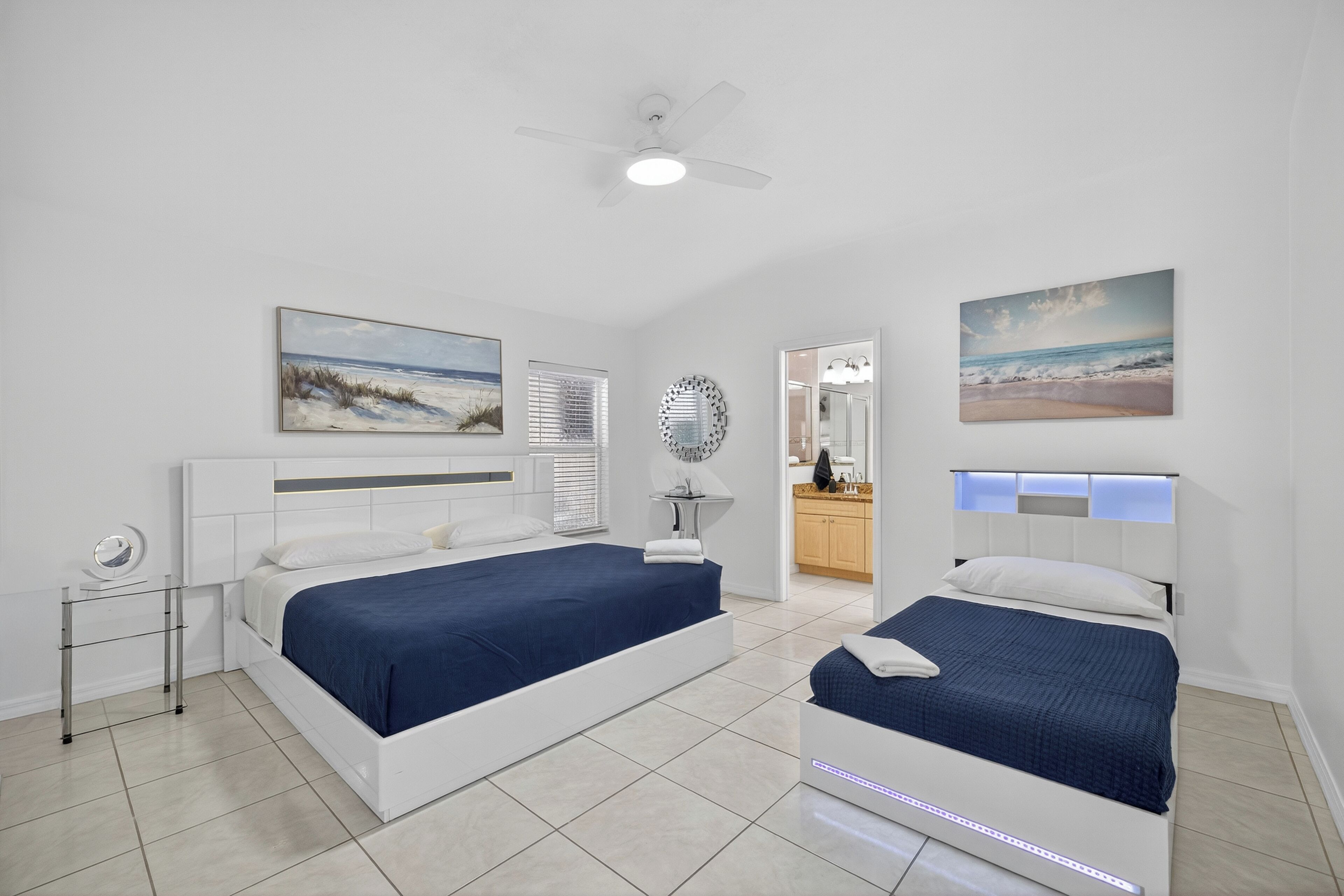 4 عدّة غرف نوم ومكتب ومكواة/لوح كي وسرير سفر