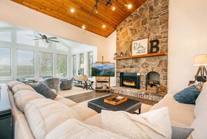 Smart TV, fireplace
