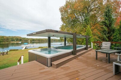 Reel Chill- 4 bedroom home with Dock, Swimspa, Hot tub!