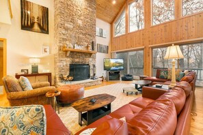Una Smart TV, una chimenea, un futbolín