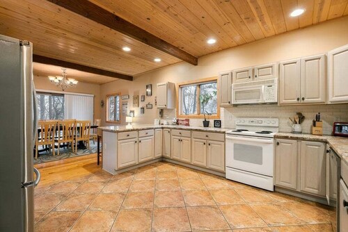 Four Seasons- 4 bdrm w/ Hot Tub & Pool Table by Ski Lift