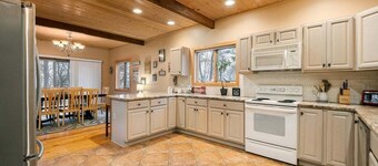 Four Seasons- 4 bdrm w/ Hot Tub & Pool Table by Ski Lift