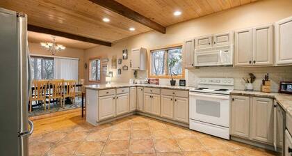 Four Seasons- 4 bdrm w/ Hot Tub & Pool Table by Ski Lift