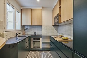 Fridge, microwave, oven, stovetop - Mavea - 3 chambres à Canal Saint Martin (Paris)