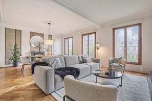 TV - Mavea - 3 chambres à Canal Saint Martin (Paris)