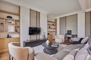 TV - Mavea - 3 chambres à Canal Saint Martin (Paris)