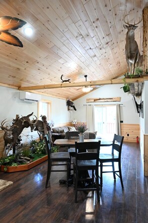 Interior - Riverfront Deer Cabin (Paris)
