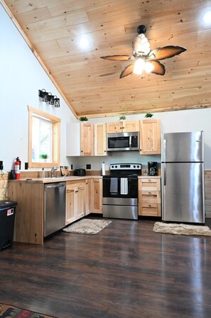 Fridge, microwave, oven, stovetop - Riverfront Deer Cabin (Paris)