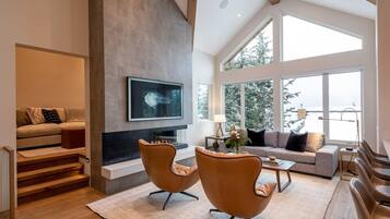 Smart TV, fireplace, stereo