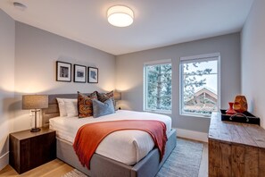 4 bedrooms, iron/ironing board, WiFi, bed sheets - Northern Lights 32 | Ski-in/out Luxury Townhome, Hot Tub, (Whistler)