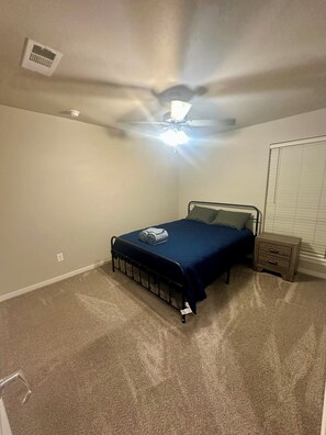 3 habitaciones, tabla de planchar con plancha, internet y ropa de cama 