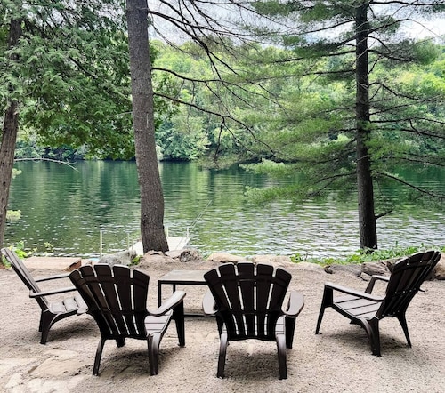 Cozy Cabin on the water! Close to ski hill and recreational trails.