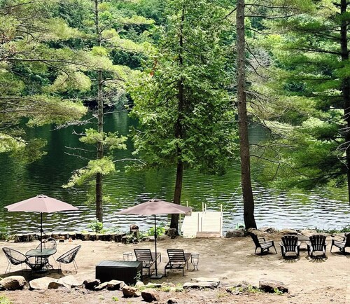 Cozy Cabin on the water! Close to ski hill and recreational trails.