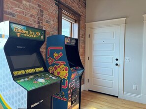 Game room - Downtown Luxury Loft, 13-Ft Ceilings, Walkable (Kalamazoo)