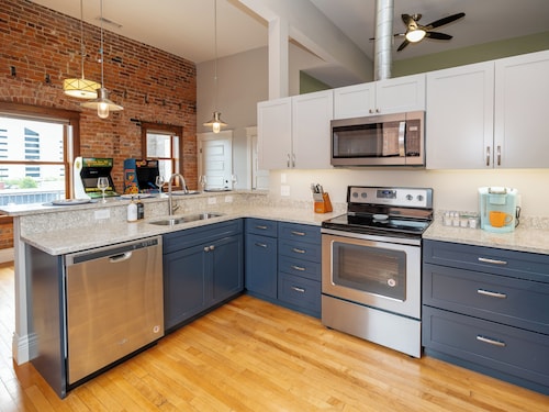 Downtown Luxury Loft, 13-Ft Ceilings, Walkable