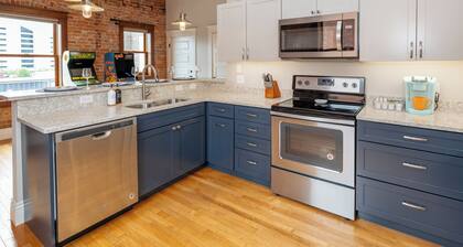 Downtown Luxury Loft, 13-Ft Ceilings, Walkable