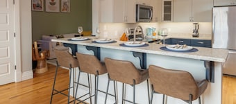 Downtown Luxury Loft, 13-Ft Ceilings, Walkable
