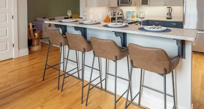 Downtown Luxury Loft, 13-Ft Ceilings, Walkable