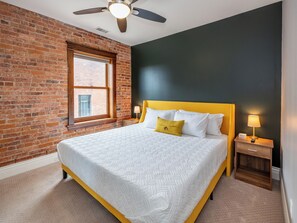 2 bedrooms, iron/ironing board, free WiFi, bed sheets - Downtown Luxury Loft, 13-Ft Ceilings, Walkable (Kalamazoo)