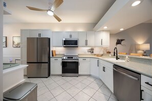 Four Ă micro-ondes, un four, surface de cuisson, lave-vaisselle