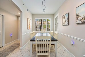 Dining - Charming Three Bedroom Villa in Beautiful Naples (Naples)