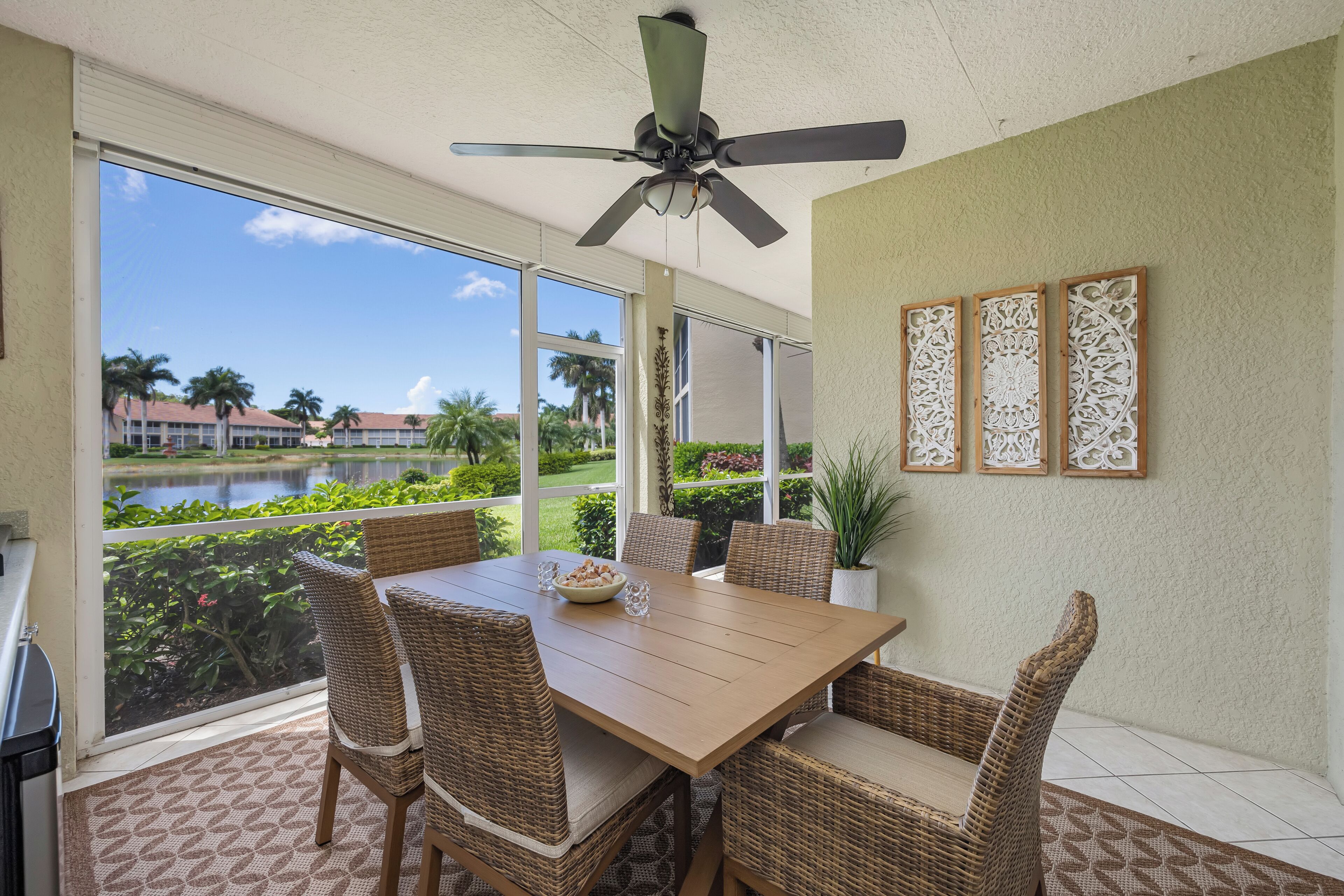 屋外ダイニングエリア