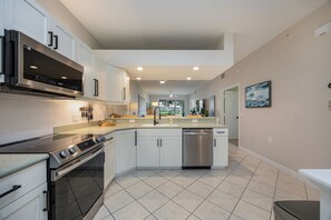 Four Ă micro-ondes, un four, surface de cuisson, lave-vaisselle