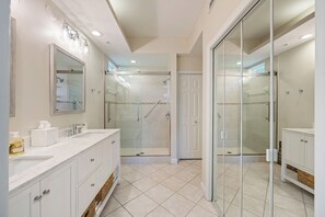 Shower, hair dryer, towels, soap - Charming Three Bedroom Villa in Beautiful Naples (Naples)