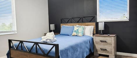 4 habitaciones, escritorio y tabla de planchar con plancha
