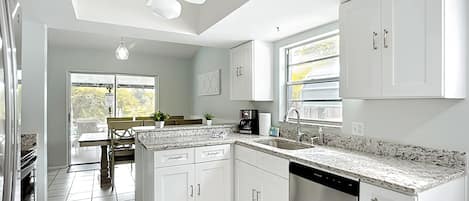 Pentole/stoviglie/utensili, carta assorbente, tavolo da pranzo