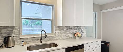 Cookware/dishes/utensils, paper towels, dining tables