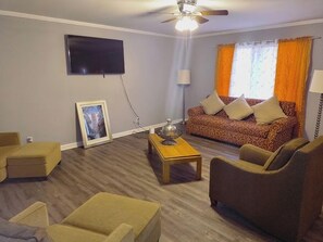 TV - Macon Duplex Getaway | 3BR, WiFi, BBQ and Parking (Macon)