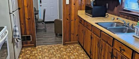 Réfrigérateur, micro-ondes, cafetière/bouilloire, grille-pain