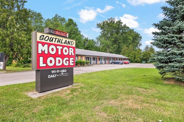 Property grounds - Brownstown MI • 1BR Apt w/ Sofa Bed and Bathtub (Wayne County)