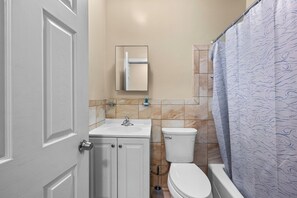 Hair dryer - Brownstown MI • 1BR Apt w/ Sofa Bed and Bathtub (Wayne County)