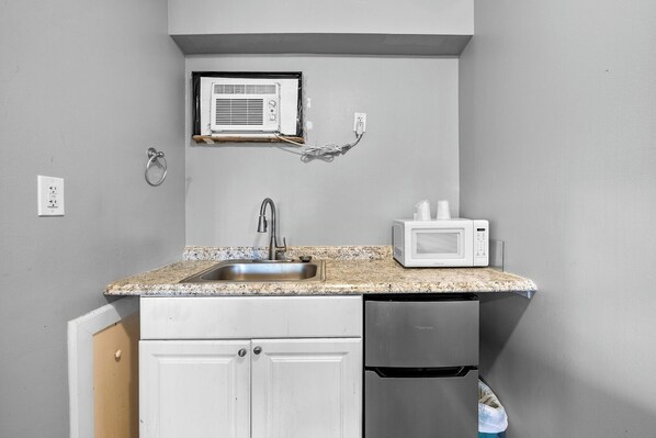 Micro-ondes, cafetière/bouilloire