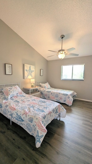 2 bedrooms, iron/ironing board, WiFi, bed sheets - Quiet, Turn-Key, Newly Furnished, Beautiful! CLOSE to EVERYTHING! (Fort Myers)