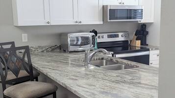 Micro-ondes, four, plaque de cuisson, lave-vaisselle