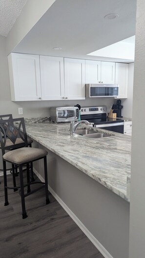 Microwave, oven, stovetop, dishwasher - Quiet, Turn-Key, Newly Furnished, Beautiful! CLOSE to EVERYTHING! (Fort Myers)