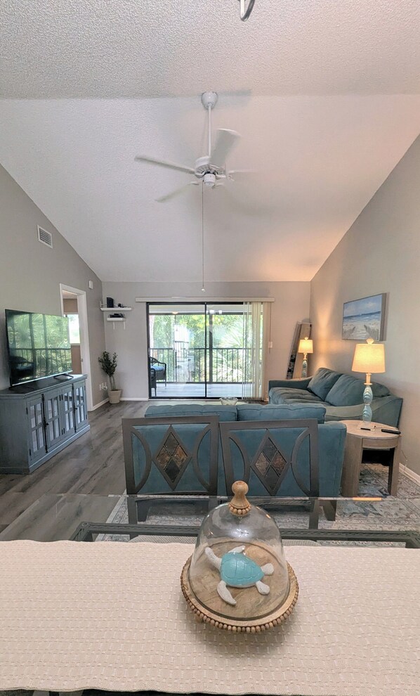 TV - Quiet, Turn-Key, Newly Furnished, Beautiful! CLOSE to EVERYTHING! (Fort Myers)