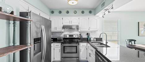 Køleskab, mikrobølgeovn, ovn, kogeplade