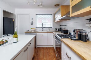 ثلاجة، ميكروويف، فرن، موقد طهي مسطح