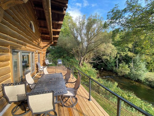 Cozy cabin on the serene Pentwater River with hot tub and ac