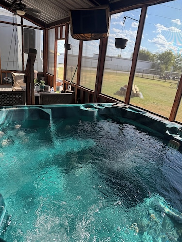 The Granbury Barndo! Covered Parking, Hot Tub, Huge backyard, Cozy linens.