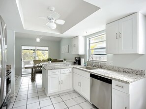 Private kitchen - Family Fun House Pool Mini-Putt 4BR 2BA Sleep 12 (Bradenton)