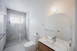 Dusche, Haartrockner, Handtücher, Seife