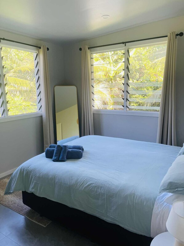 2 عدّة غرف نوم ومكواة/لوح كي وواي فاي وملاءات أسرّة