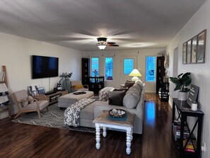 Living area - Canal-Front Fishing & Beach Home -Large Kitchen and Outdoor Spaces - Sleeps 10+ (Galveston)